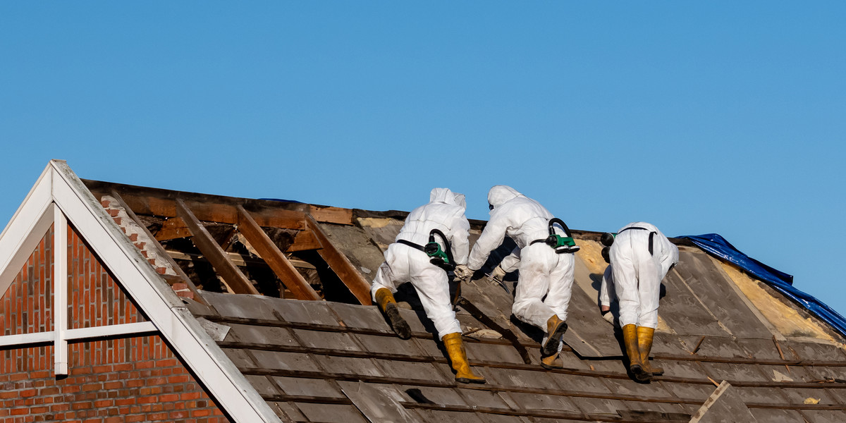 Masz azbest na dachu? Możesz dostać dofinansowanie na jego usunięcie.
