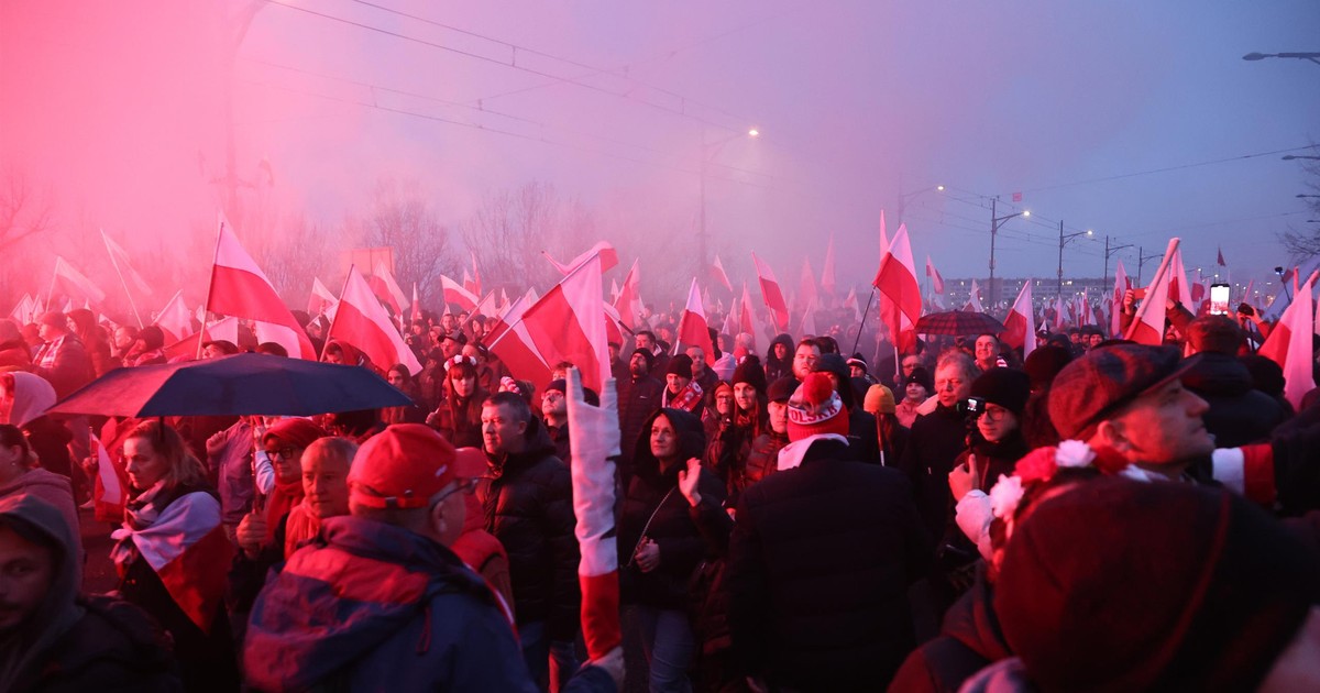 Spalili flagę Unii Europejskiej. Narodowcy chwalą się "pokojowym" Marszem Niepodległości