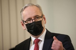 Minister Niedzielski kontra wiceminister Warchoł. Starcie o amantadynę