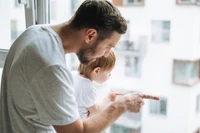 Gdy Tomasz szedł na urlop ojcowski, firma mu gratulowała. Ale po powrocie coś się zmieniło