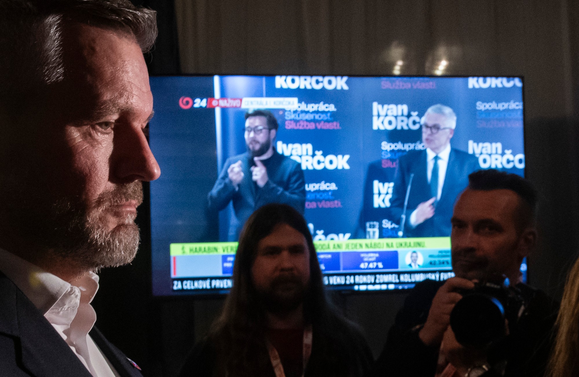 Predseda Národnej rady (NR) SR a kandidát na prezidenta SR Peter Pellegrini (v pozadí vpravo) reaguje na predbežné neoficiálne výsledky vo svojej volebnej centrále v Bratislave.
