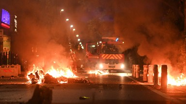 Mają dość Francji. To dlatego
władze tego kraju nie radzą sobie z zamieszkami