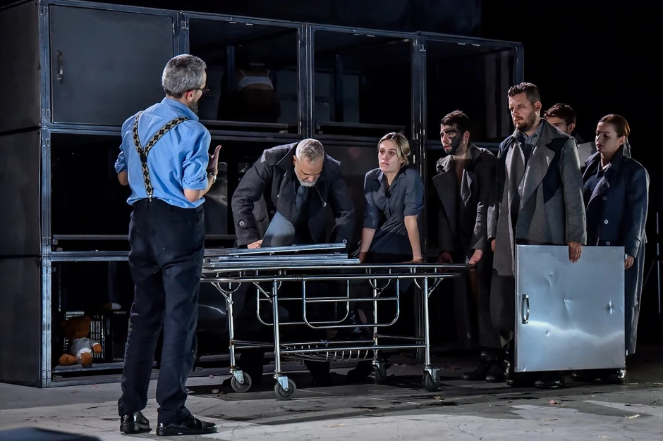 Što na podu spavaš