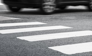 Kierowca będzie musiał ustąpić pierwszeństwa wchodzącemu na przejście. Rząd przyjął projekt zmian prawa drogowego