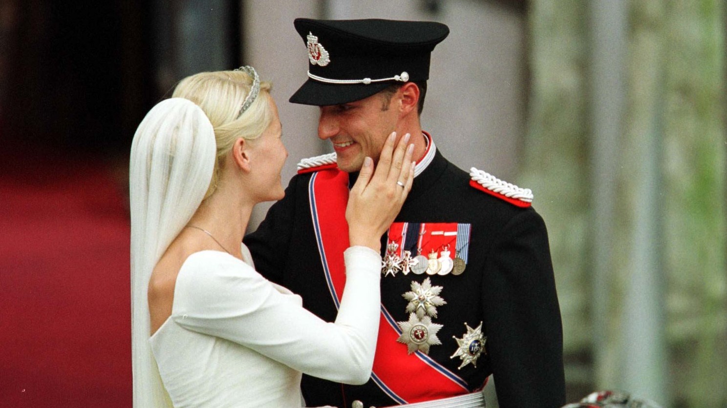 Princ Haakon a jeho vyvolená Mette-marit v deň ich svadby v roku 2001. 