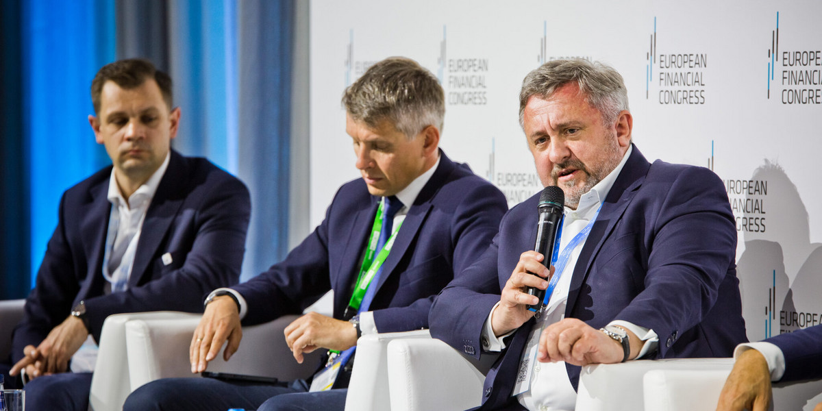 Prezes VeloBanku Adam Marciniak (w środku) i prezes BFG Piotr Tomaszewski (z prawej) na Europejskim Kongresie Finansowym