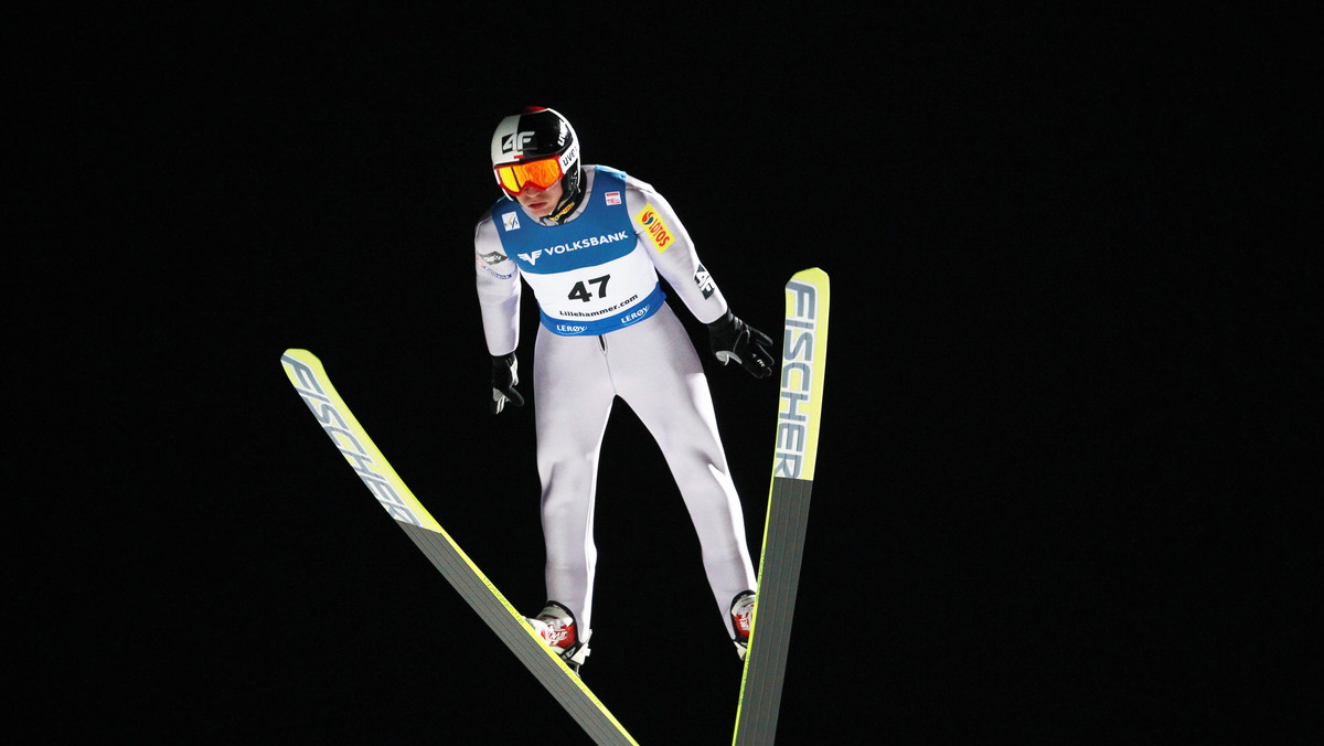 Po pierwszej serii konkursu na dużej skoczni w Lillehammer prowadzi Jurij Tepes, który skoczył 137,5 m (130 pkt.). Tuż za nim plasuje się Andrea Morassi - 139,5 m (123,2 pkt.). Największą sensacją był słabiutki skok Kamila Stocha.