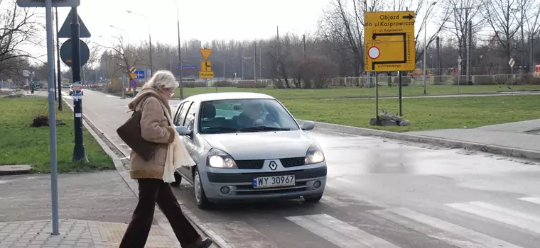 Pieszy i samochód. Pierwszeństwo na przejściu, na parkingu, na jezdni - jakie są zasady?