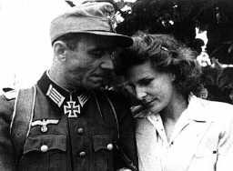 Leni Riefenstahl podczas swojego ślubu w 1944 roku z majorem Peterem Jacobem