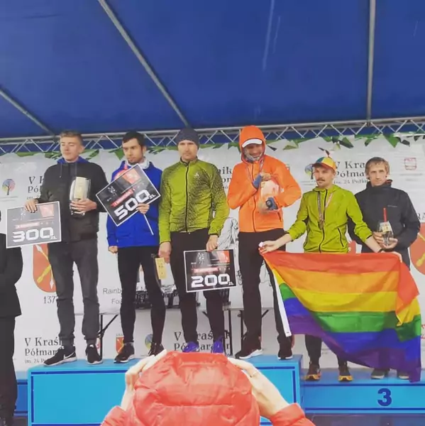 Kacper wygrał bieg w Kraśniku, medal odebrał z flagą LGBT