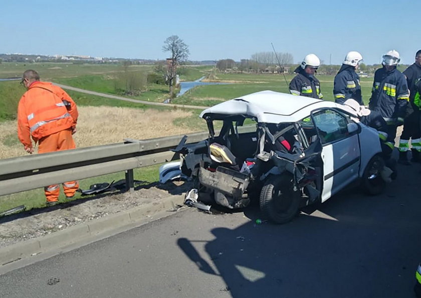 Ciężarówka staranowała maleńkie autko