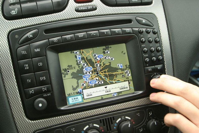 Firmowe zestawy GPS w sprowadzanych samochodach