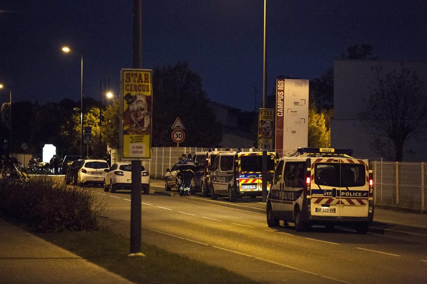 Rozpędzony samochód wjechał w tłum studentów