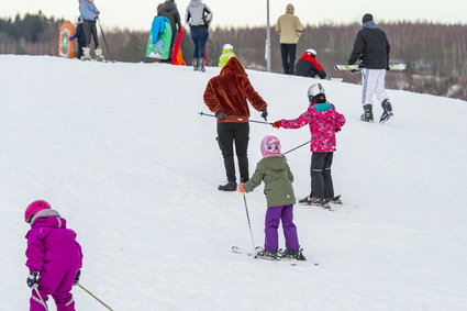 Ferie zimowe rodziny z dwójką dzieci. 800 plus wystarczy tylko na jeden dzień