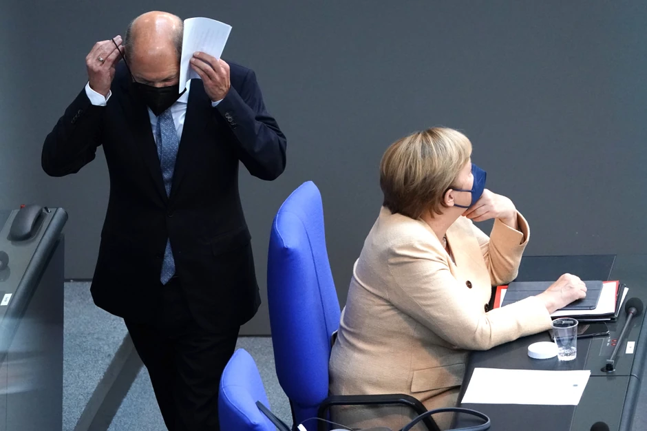 Olaf Šolc i Angela Merkel tokom sednice parlamenta