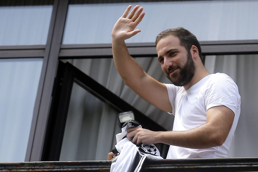 Gonzalo Higuain najbardziej przepłaconym piłkarzem lata. Juventus zapłacił za niego o 24 mln za dużo