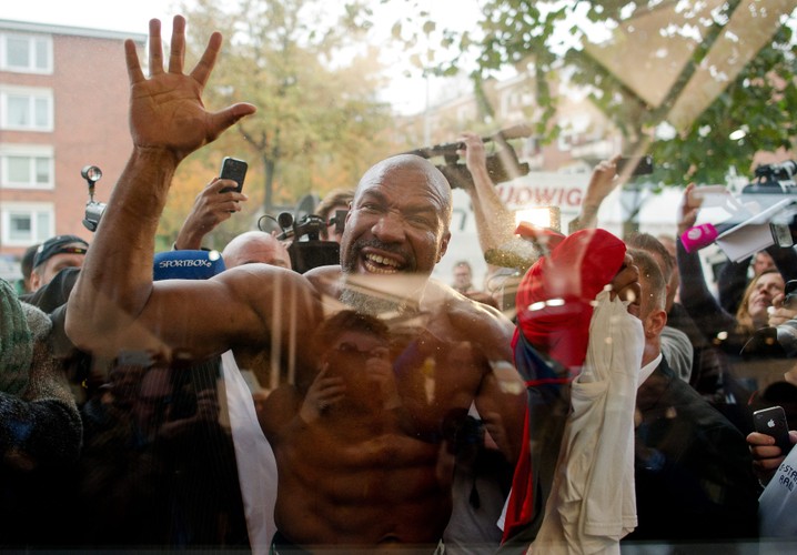 Shannon Briggs w stroju gladiatora prowokuje do walki Wladimira Kliczkę