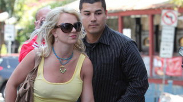 Britney Spears szexuálisan zaklatja testőreit
