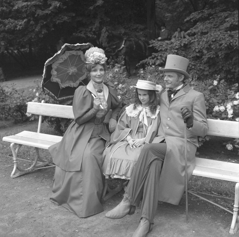 Anna Milewska, Joanna Witter i Andrzej May na planie serialu "Rodzina Połanieckich" (1978)