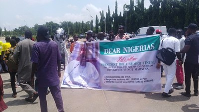 Pro-Tinubu-protesters in Abuja protesting in support of fuel subsidy removal. [Punch]