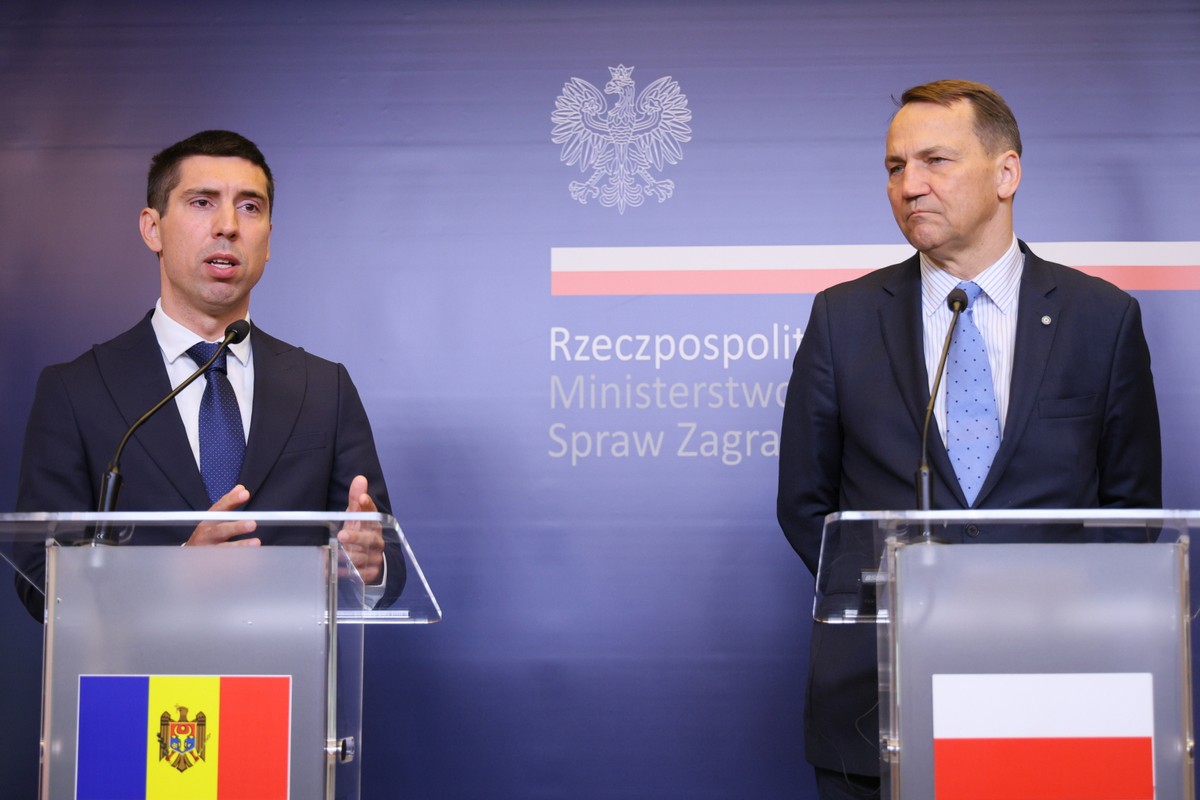 Minister spraw zagranicznych RP Radosław Sikorski oraz wicepremier, minister spraw zagranicznych Republiki Mołdawii Mihai Popsoi podczas konferencji prasowej w siedzibie MSZ w Warszawie