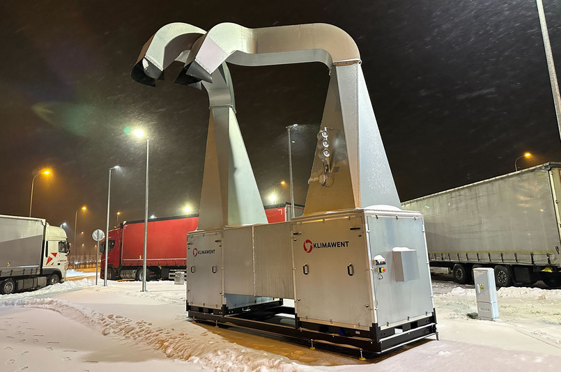 Na A1, na MOP-ie Woźniki Zachód między Częstochową a Katowicami stanęło niedawno urządzenie służące do zdmuchiwania śniegu i lodu z dachu ciężarówek
