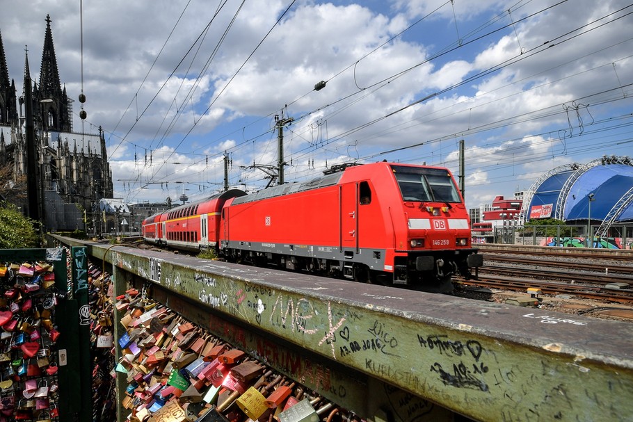 Pociąg DB Regio wjeżdża na most Hohenzollernów w Kolonii