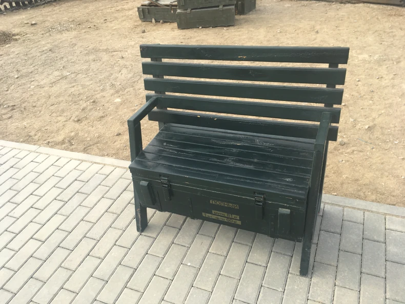 Klupa od sanduka za municiju