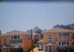 Vazdušni tobogan ispao iz aviona u dvorište kuće u Čikagu