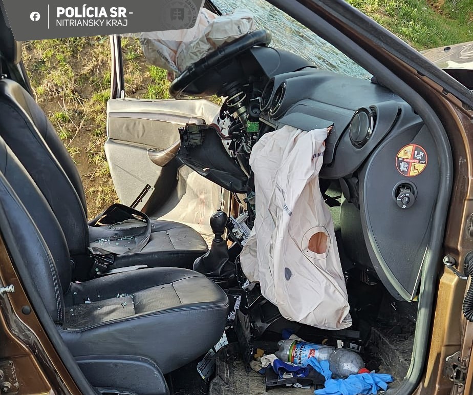 Pri nehode neďaleko Vrábeľ prišiel o život 52-ročný spolujazdec. 