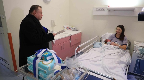 Pierwsze dzieci, które urodziły się w Krakowie w miejskich szpitalach po północy 1 stycznia 2024 r., otrzymały wyprawki od władz miasta