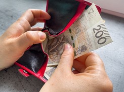 Zasiłek pielęgnacyjny 2025 – czy wzrośnie? Sprawdź aktualne zasady i pobierz wniosek