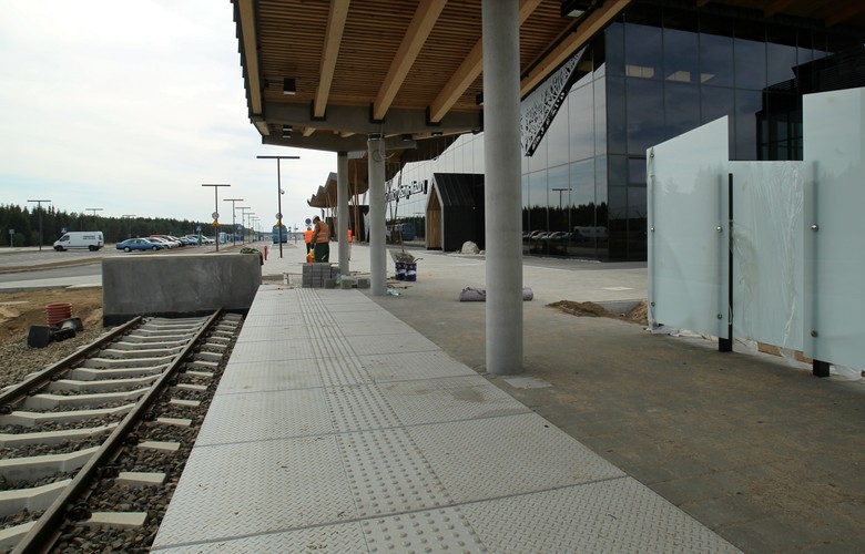 Dworzec kolejowy obok terminala pasażerskiego w nowym porcie lotniczym Olsztyn-Mazury <br><br>(tw/ukit) PAP/Tomasz Waszczuk