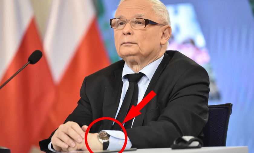 Jarosław Kaczyński z zegarkiem w niecodzienny sposób