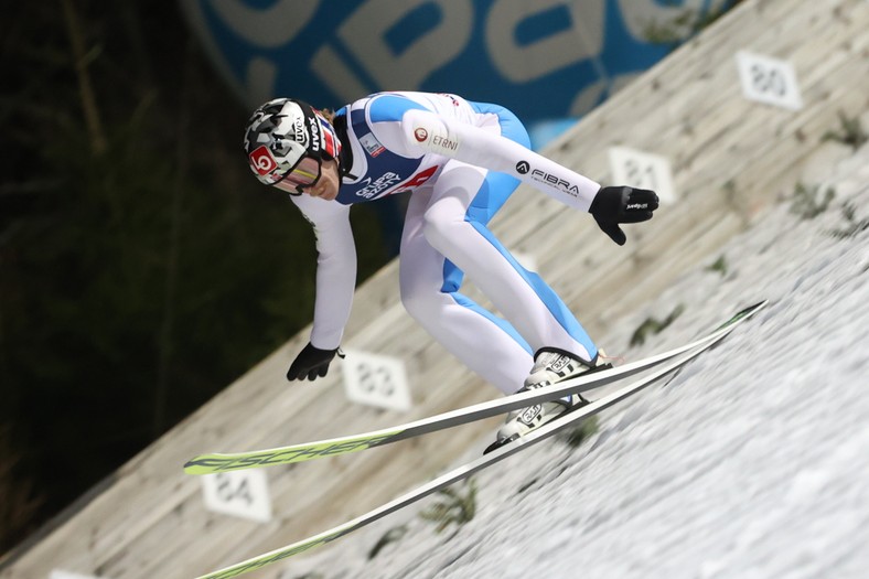 También hubo casos de este tipo.  Robert Johansson se salvó de un salto de 93,5 m en la primera ronda