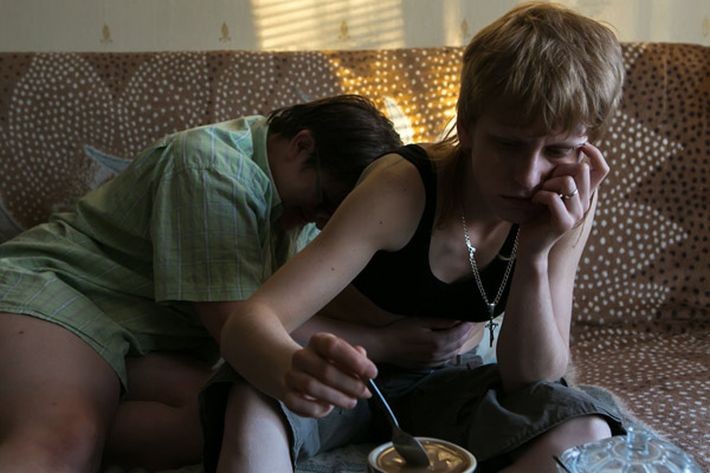 Autor: Anna Liminowicz, inPro <br>
Kalisz. Honorata, absolwentka teologii, i Agnieszka, absolwentka zarządzania, są razem. Razem też pracują w hipermarkecie w Kaliszu na kierowniczych stanowiskach. Wspólnie wychowują 16-letnią córkę Honoraty i 7-letniego syna Agnieszki. Chcą większej rodziny. Honorata jest po trzeciej, nieudanej próbie zajścia w ciążę. Zdecydowały, że kolejne trzy próby w domu podejmie Agnieszka. Jeśli i one zawiodą, będą starały się w klinice. Zdjęcie jest częścią fotoreportażu, nad którym autorka pracuje od 2013 roku. 4 czerwca 2015  
<br><br>Źródło fot. <a href='http://www.grandpressphoto.pl/prasa/' style='color: blue'> Grand Press Photo 2016</a>