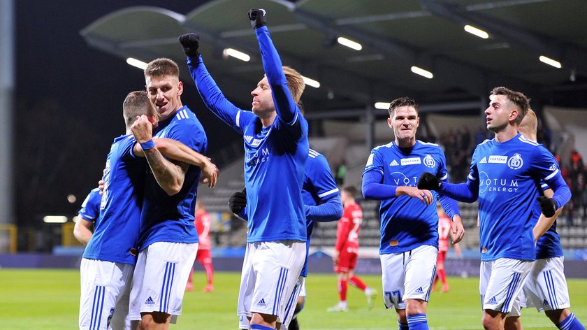 Miedź Legnica jest liderem w I lidze. Zespół prowadzony przez Wojciecha Łobodzińskiego (39 l.) ma się z czego cieszyć.