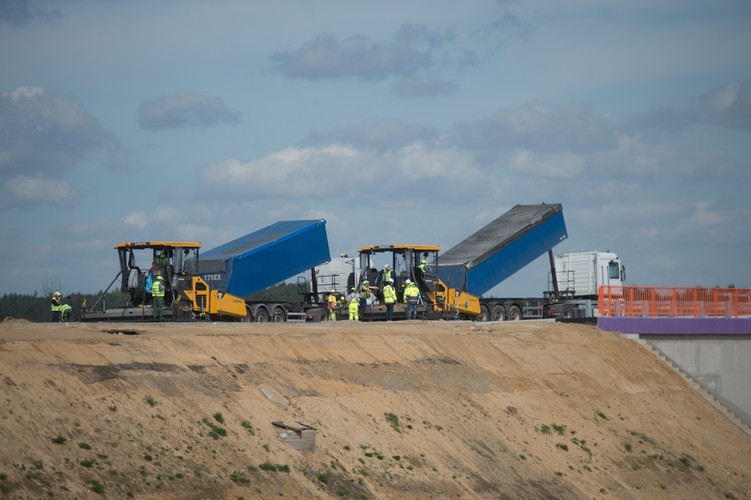 Na zdjęciu: Budowa autostrady A1 na odcinku Stryków-Tuszyn - Węzeł Tuszyn. <br><br>fot. (mr) PAP/Grzegorz Michałowski
