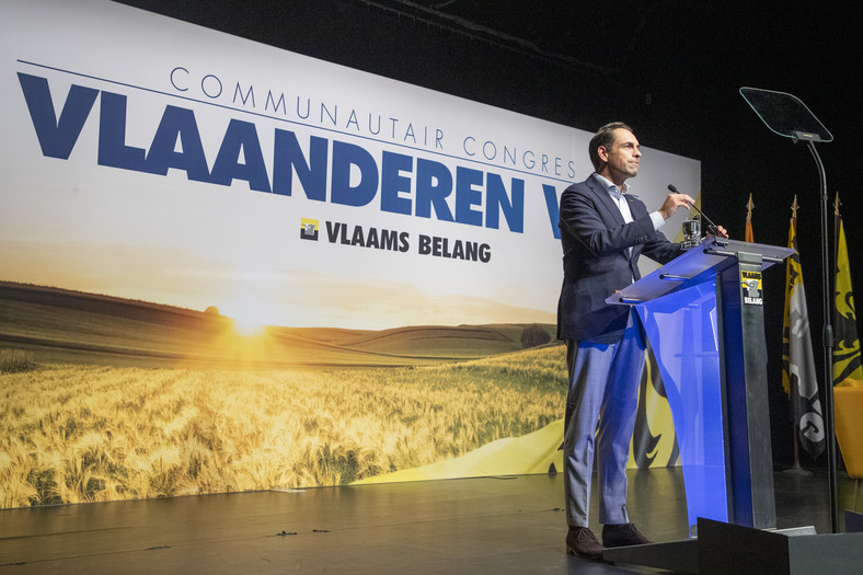 Tom Van Grieken, lider Vlaams Belang, podczas kongresu partii w Lier, 11 czerwca 2023 r.