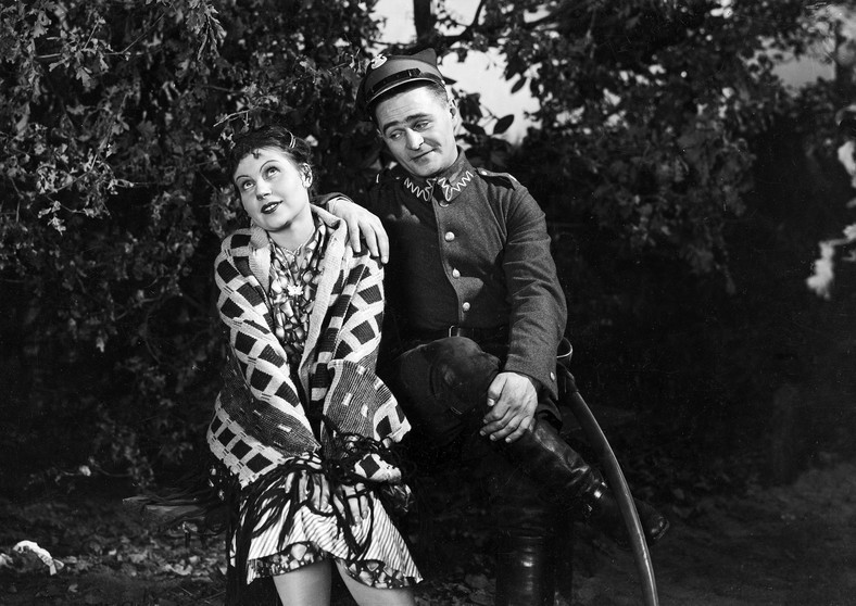 Zula Pogorzelska i Adolf Dymsza w filmie "Ułani, ułani, chłopcy malowani" (premiera 1932 r.)