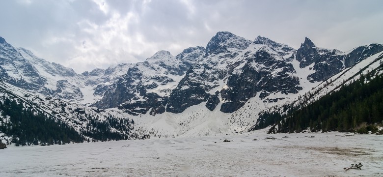 Trudne warunki w Tatrach. Morskie Oko "pękło"