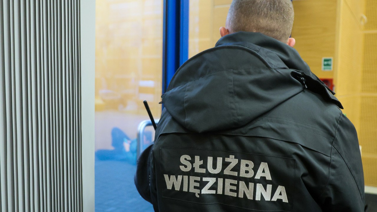 Matka w kajdankach na pogrzebie dziecka. Jest oświadczenie Służby Więziennej. Kontrola wykazała nieprawidłowości