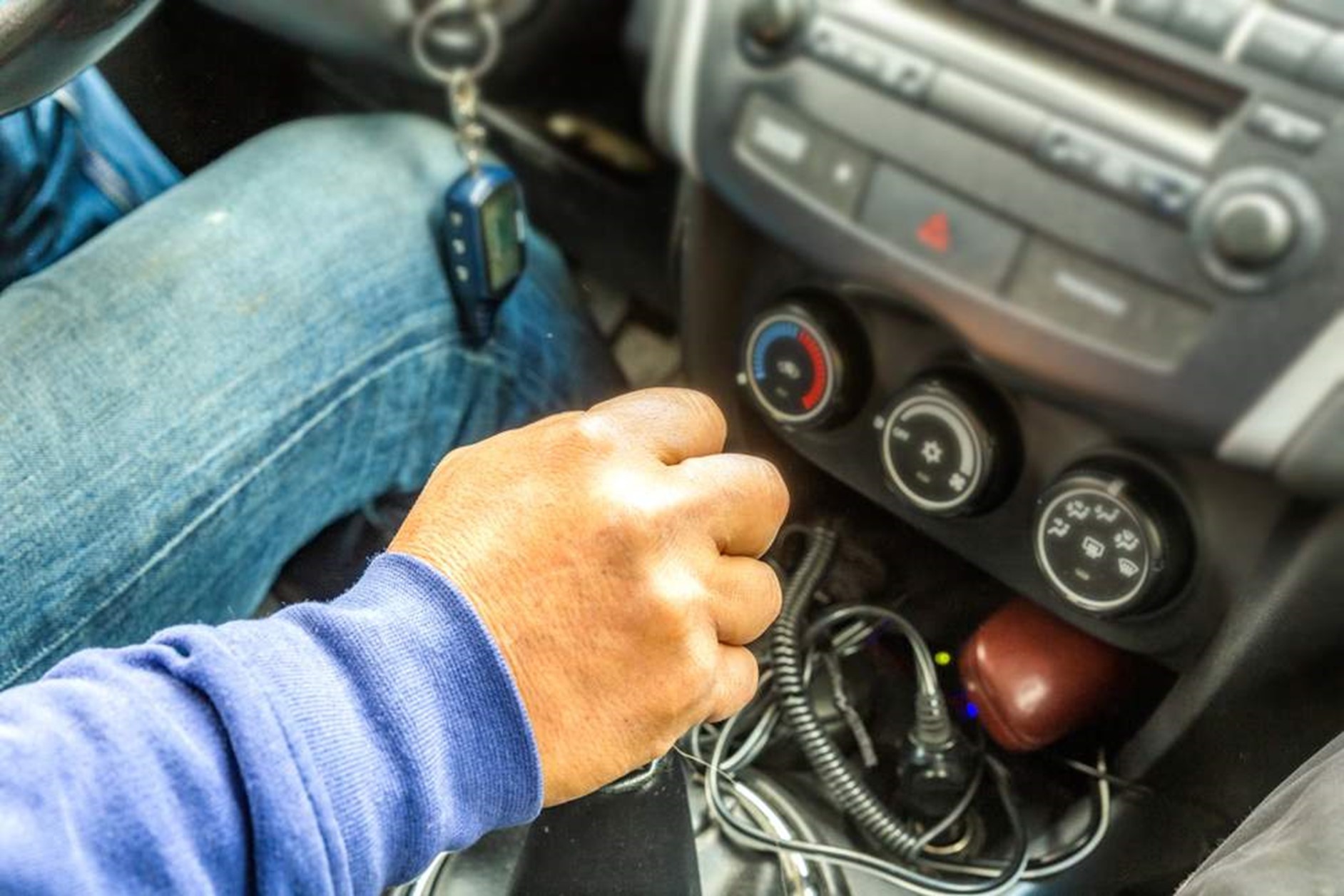 Držanie ruky na radiacej páke môže poškodiť mechanizmy prevodovky.