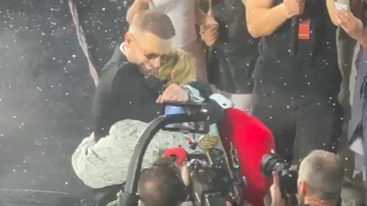 NAJEMOTIVNIJA SCENA NA KONCERTU MAGLA BENDA Vlada čvrsto grli i ljubi majku, doveo sve do suza: 