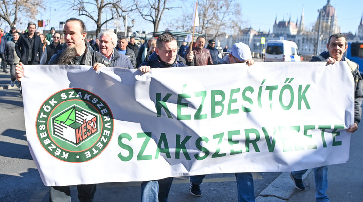 Tüntettek a postás szakszervezetek / Fotó: MTI/Illyés Tibor