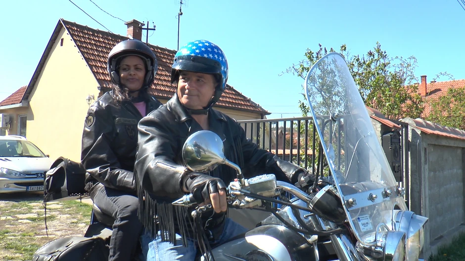 Zaljubljeni par na motoru