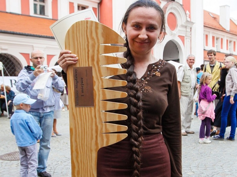 Pani Alicja pokonała wiele rywalek w konkursie na najdłuższy warkocz. Jej zaplecione włosy mierzą dokładnie 166 cm