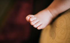 Niemowlę walczy o życie. Rodzice dziecka w rękach policji