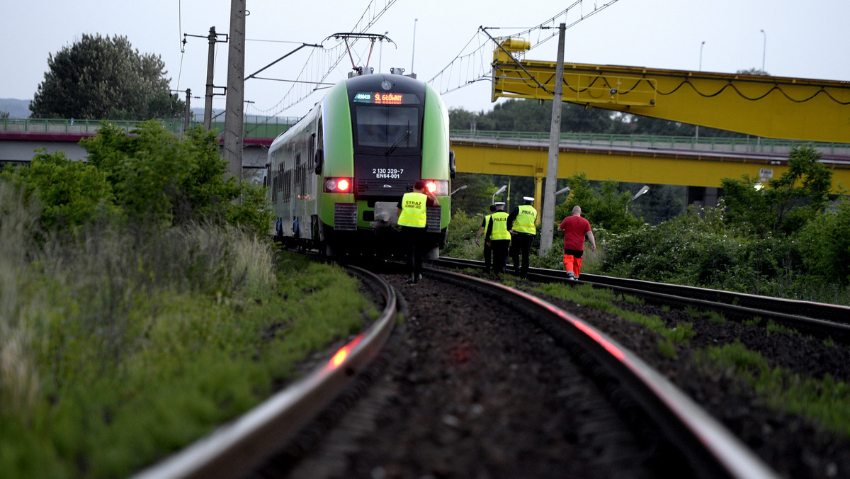 Ruch pociągów między Łodzią i Zgierzem został wstrzymany po tym, jak na przejeździe kolejowym w Zgierzu (Łódzkie) pociąg śmiertelnie potrącił mężczyznę - poinformowała rzeczniczka prasowa zgierskiej policji podkom. Magdalena Nowacka. Dla pasażerów uruchomiono autobusową komunikację zastępczą.