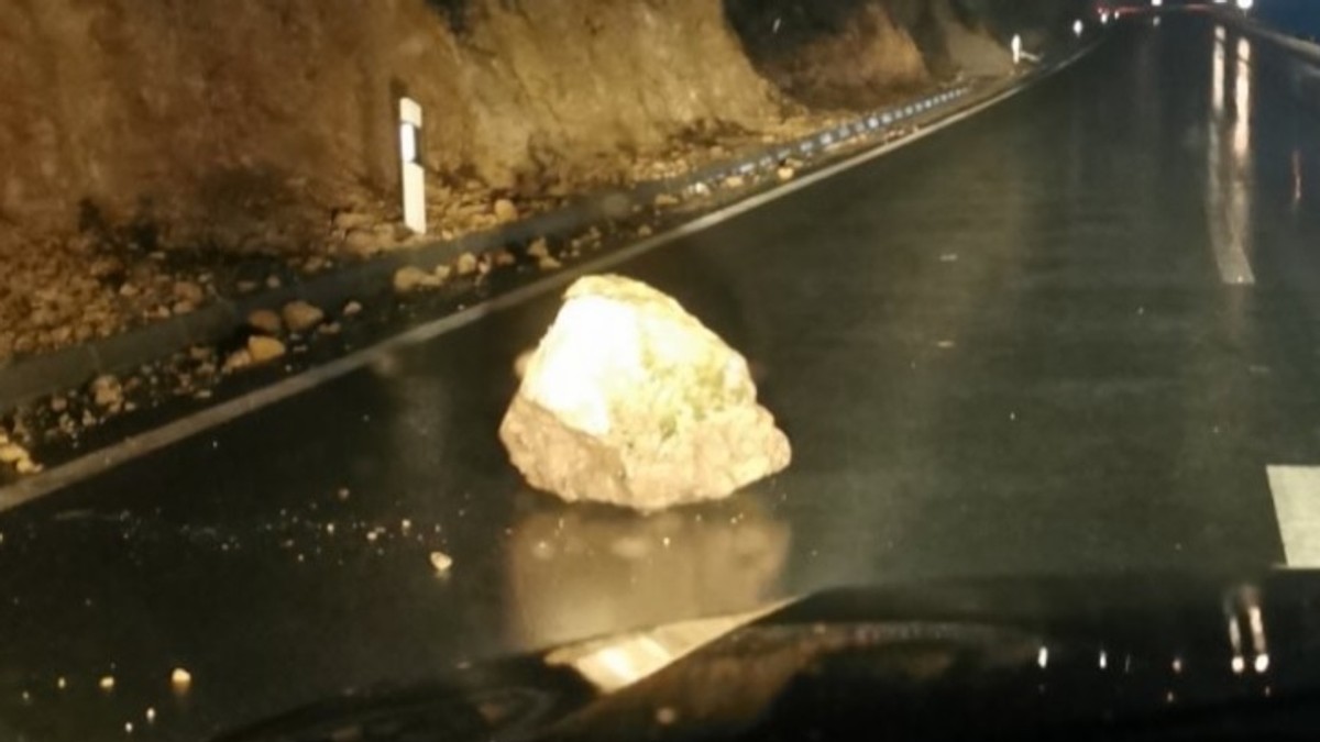 VOZAČI, OPREZ! Ogromna stena se sručila na put ka Požegi: Opasnost vreba i zbog OVE pojave Kép